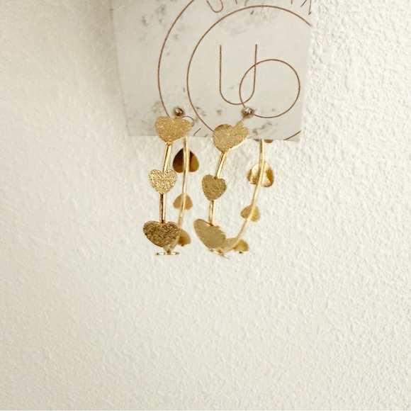 NWT Urban Outfitters Gold Heart Hoop Earrings - Picture 1 of 3